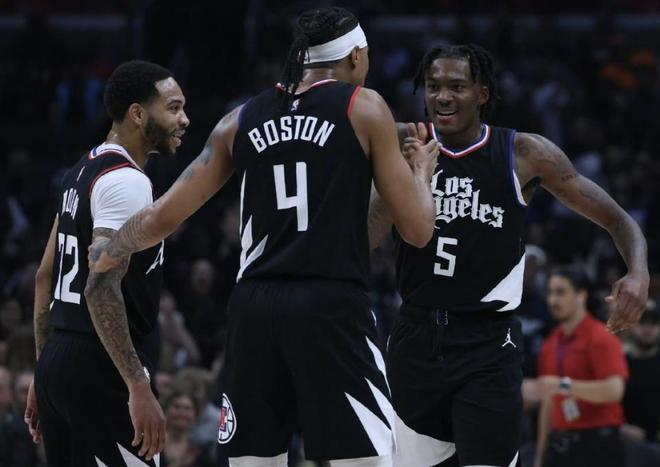 小贾伦超莫兰特&成为灰熊队史拿25分10板第7多球员（小贾伦超越莫兰特，升至灰熊队史25分10板次数第7位）