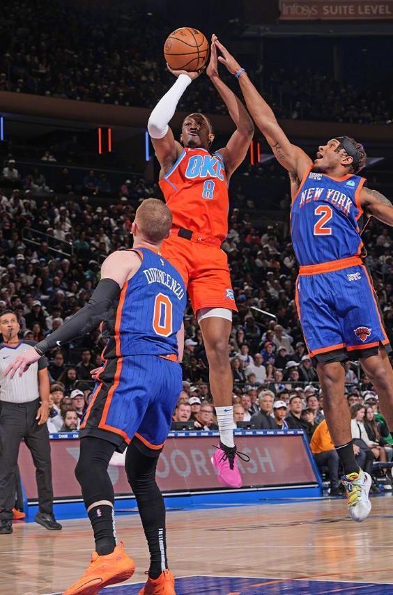 萨林杰送出精准长传，奠定比赛基调（萨林杰一记精准长传，为比赛定下基调）