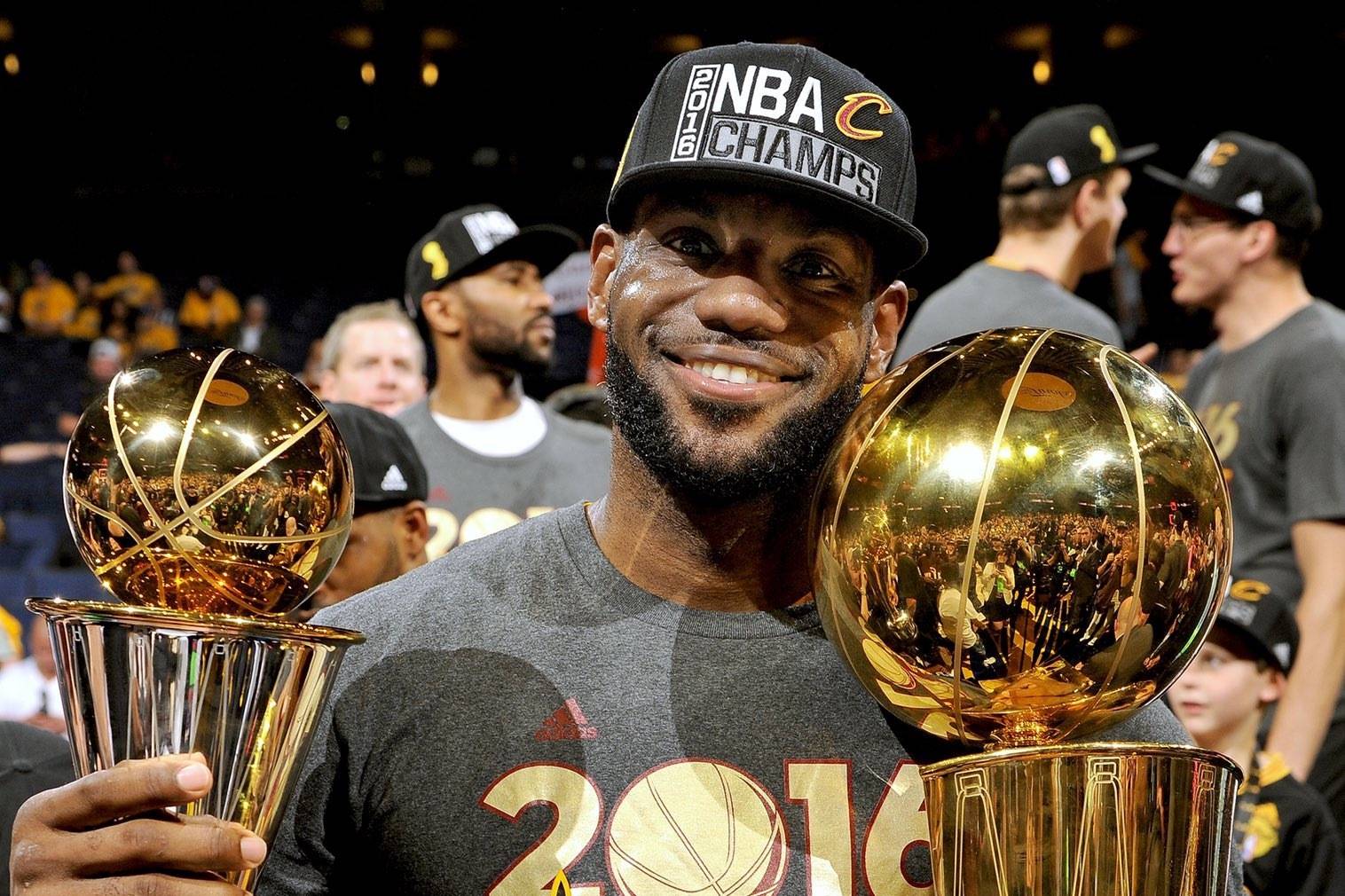 欧文快攻完成压哨上篮（欧文快攻读秒上篮得手）