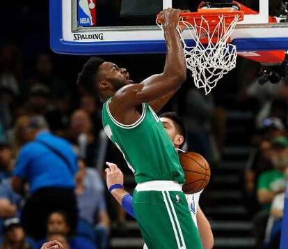 继伊尔马兹之后，奥斯梅恩是第二位欧冠戴帽的加拉塔萨雷球员（奥斯梅恩成加拉塔萨雷欧冠史上第二位戴帽球员，接棒伊尔马兹）