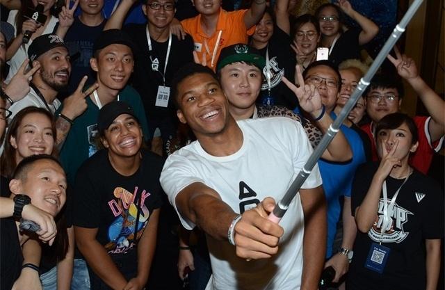 记者：穆斯卡特并不是被“气”走了，他是抽空去上了个厕所（记者：穆斯卡特并非拂袖离场，只是中途去上厕所）