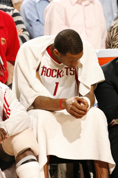 詹姆斯关键时刻连拿10分创赛季新高，头戴皇冠引球迷欢呼模仿（詹姆斯关键时刻连得10分刷新赛季新高，戴皇冠庆祝点燃球迷模仿热潮）