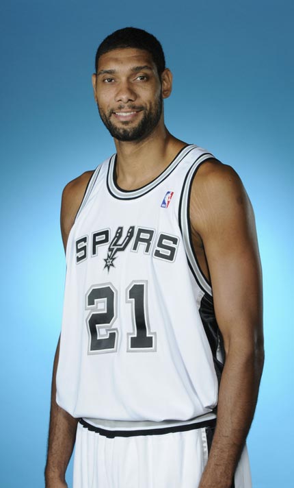 亚当斯复出打了18分钟，他在场时火箭篮板率达到72.4%（亚当斯复出出战18分钟，火箭在他登场期间篮板率高达72.4%）