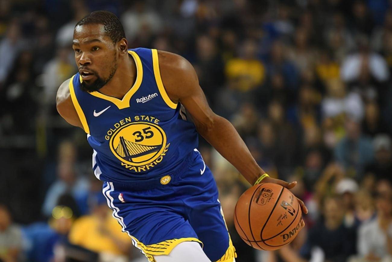 莱奥：我正在学习踢中锋，球队在场内场外都在帮助我（莱奥：正学习胜任中锋，球队场上场下都在帮我）