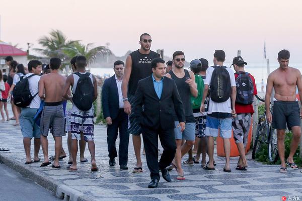 欧冠半场：詹姆斯助攻佩德罗破门，切尔西暂1-0亚特兰大（欧冠半场战报：詹姆斯送助攻佩德罗建功，切尔西1-0领先亚特兰大）