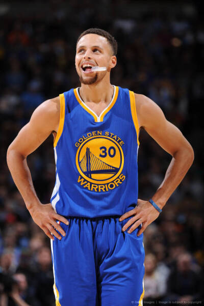 这次不搞花活了，哈兰德平安夜晒和女友帅气合拍（不玩花样，哈兰德平安夜晒出与女友的帅气合照）