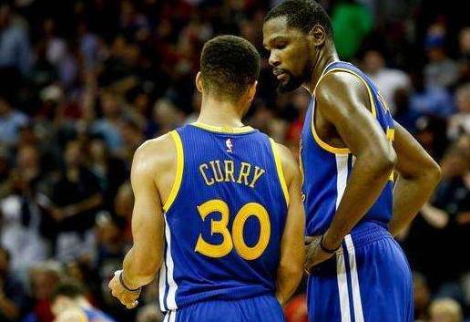 哈登晒与郝同学合影！昨天邀请他见证两连胜 盛赞其遭遇变故依然坚强（哈登晒与郝同学合照：昨日邀其现场见证两连胜并称赞其在变故中依然坚强）