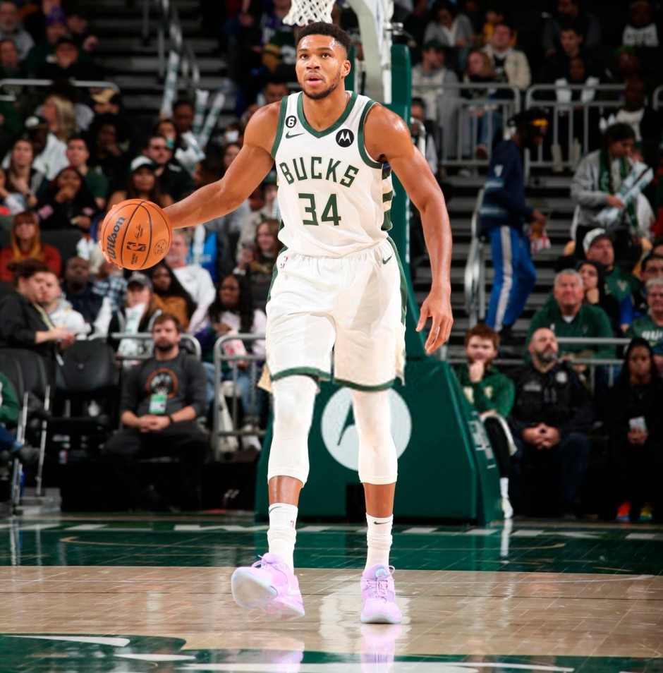 小里弗斯：尽管外界看衰三球 但黄蜂主帅&管理层都很喜欢他（小里弗斯：外界唱衰三球，黄蜂主帅与管理层仍对他青睐有加）