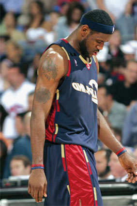 唐斯半场表现抢眼，7中4贡献10分9板（唐斯半场火力十足，7投4中砍下10分9篮板）