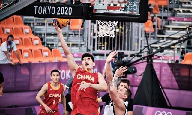 欧联比赛中一球员嘲讽对手鼻子形状，多名队友上前打抱不平（欧联赛场突发口角 球员讥讽对手鼻型 多名队友上前力挺）