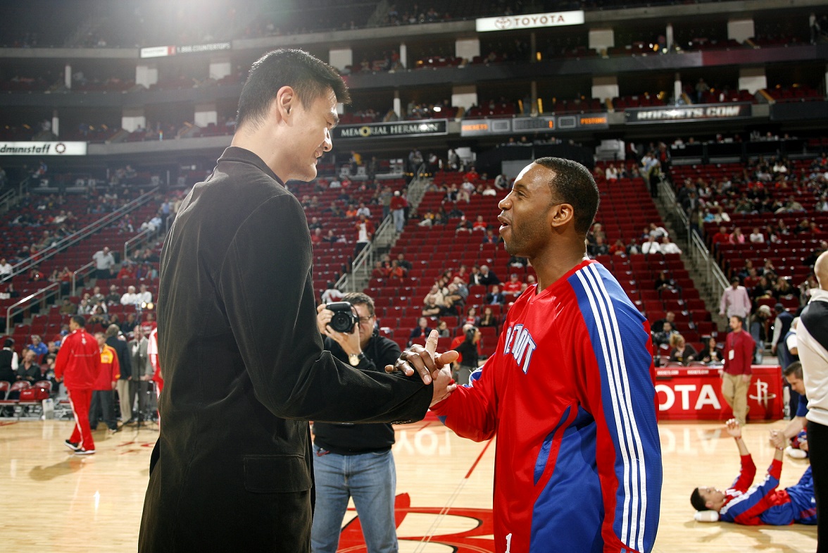 篮球鞋气垫与缓震差异解读（篮球鞋气垫与缓震：区别解析）